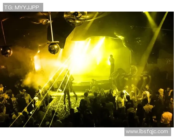 足球明星夜晚酒吧打球精彩瞬间引发热议视频分享